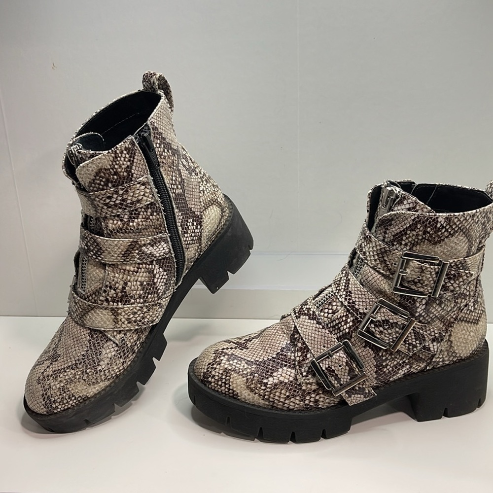 no. Lilly Buckled Snake Print Boots Size 6